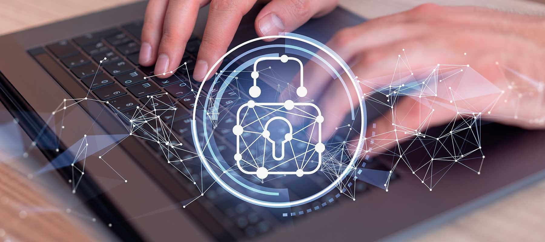 Dibujo blanco de un candado con una red de puntos detrás, delante de unas manos que teclean en un ordenador portátil negro sobre una mesa de madera